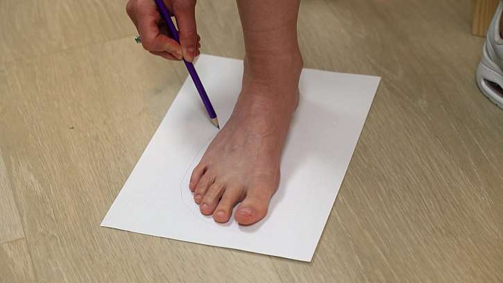 Obkreslete tvar nohy na čistý papír