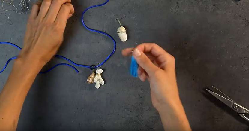 Vzpomínkový amulet pro štěstí: navlékněte na šňůru