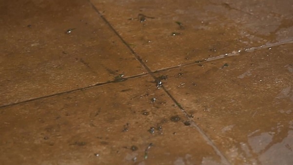 Špinavá kachličková podlaha od bláta