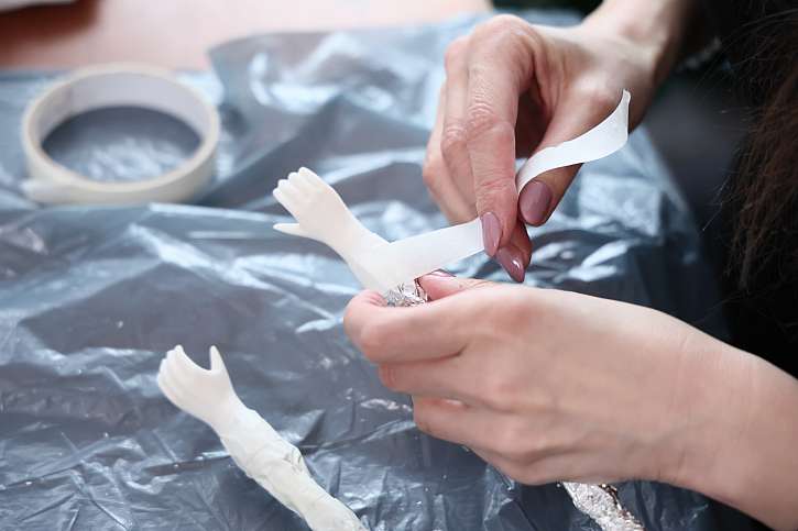 Pomocí papírové lepicí pásky a alobalu vytvořte ruce