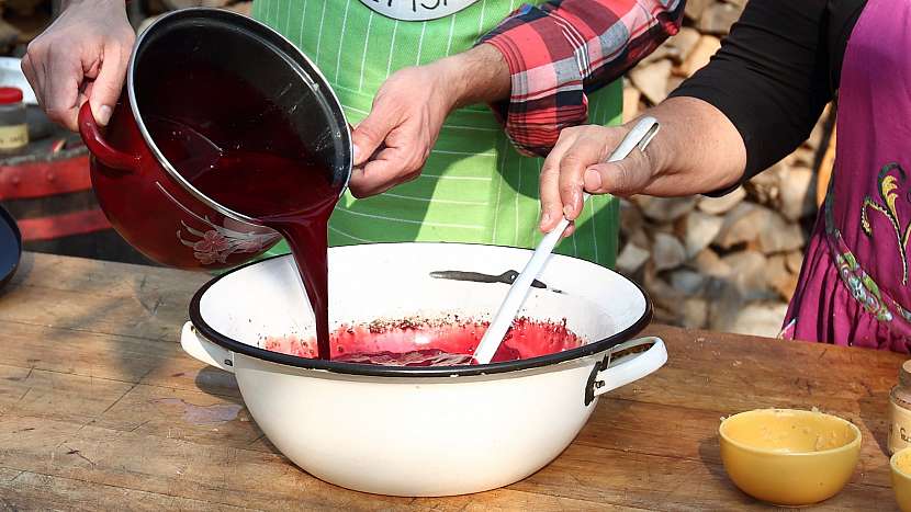 Recept na ovarovou polévku: do vychladlého vývaru nalijeme krev