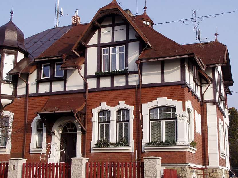 Plastová okna lze s úspěchem použít i u rekonstrukcí (rámy v dekoru, křídla bílá)