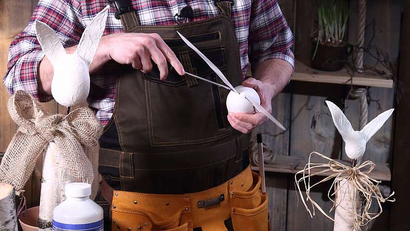 DIY dřevěný zajíc: do polystyrenového vejce zasuneme uši
