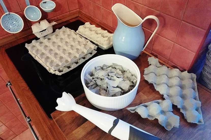 Miska z obalů na vejce: obaly natrhejte