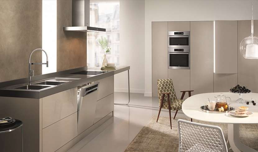 Samostatná horkovzdušná trouba Whirlpool AKZ se 6. smyslem