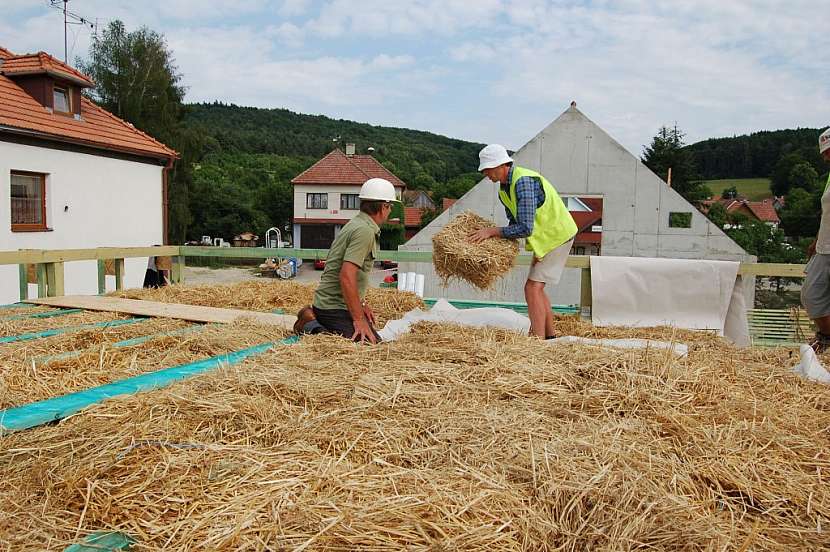 Tohle není pohádka O třech prasátkách, ale efektivní izolace přírodním materiálem