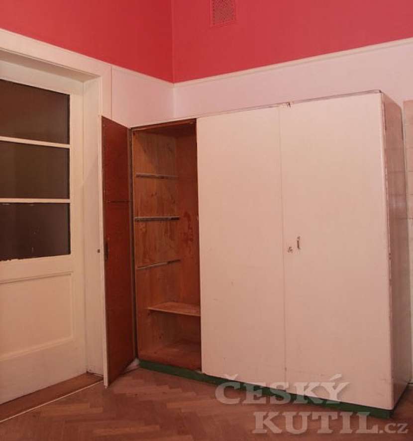 Renovace starší skříně
