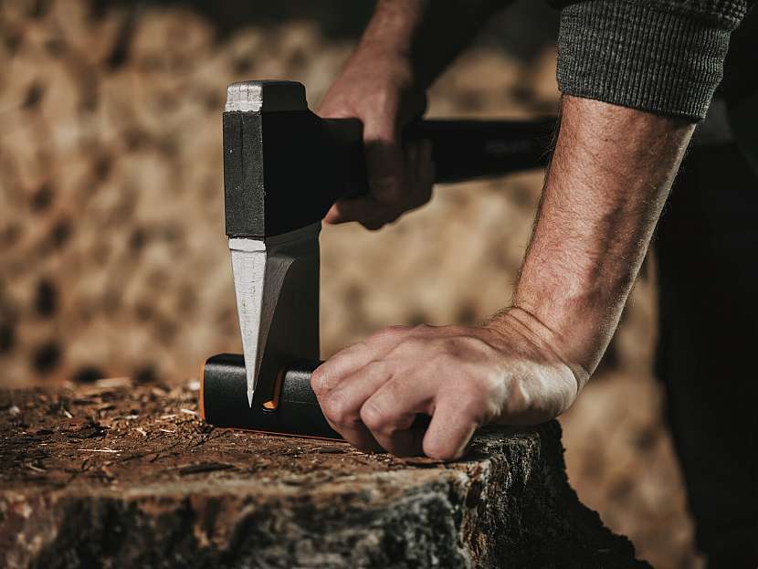 Fiskars_Garden_Axes_X-series_Splitting_Axe_X25_Xsharp_Sharpener_1003478_1000601