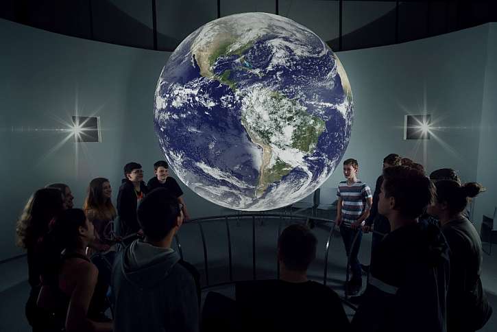 Projekční koule simuluje přírodní a vesmírné úkazy 