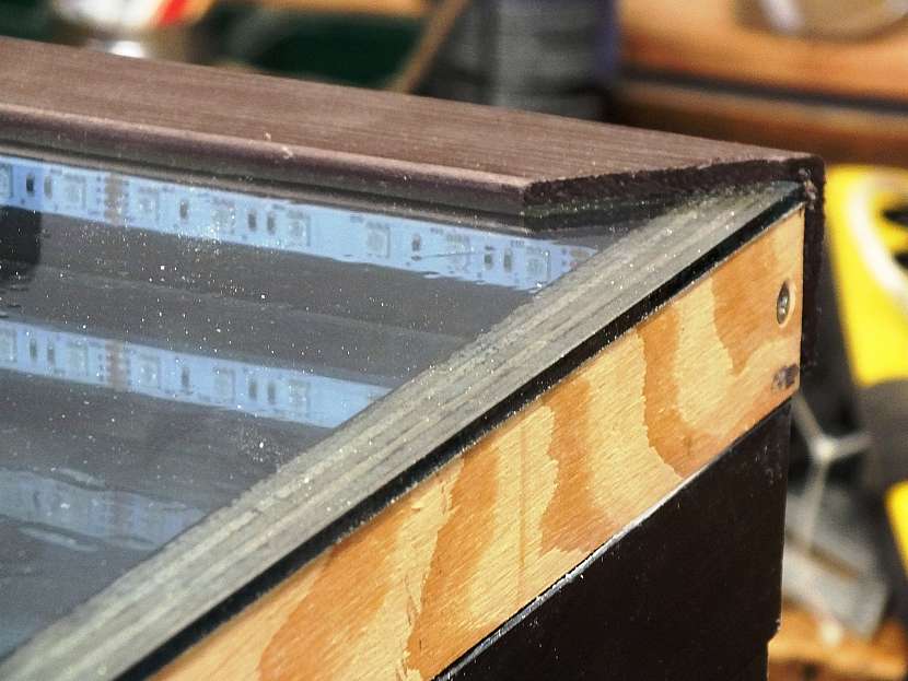 Skleněnou desku olištujeme