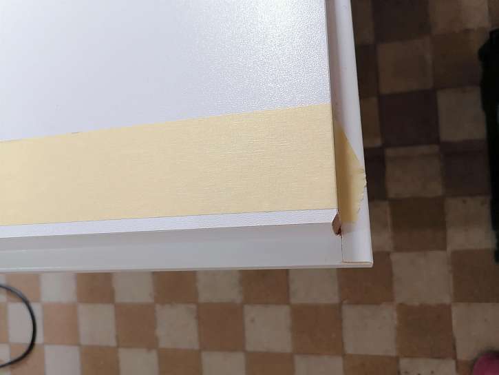 Papírová lepicí páska chrání dveře při řezání před poškrábáním