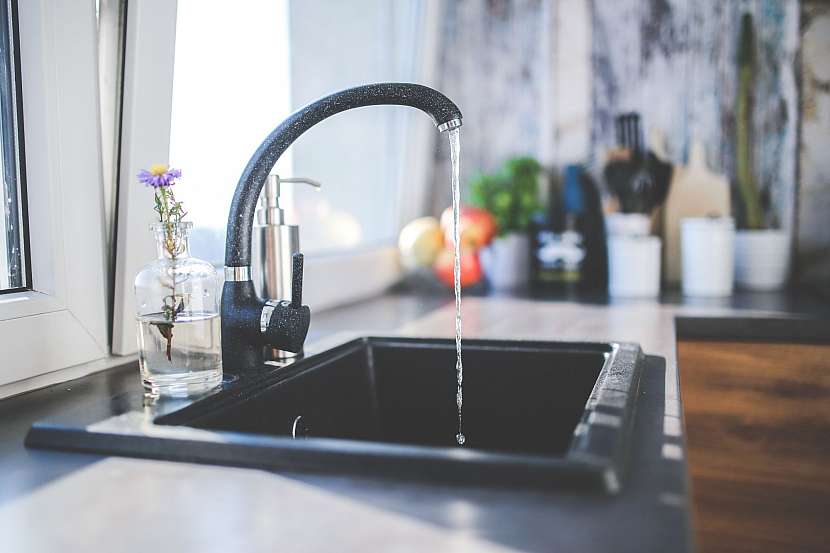 water-flows-from-the-tap-to-sink-6256 upr