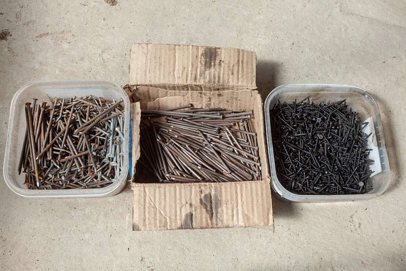 Výsledek méně praktického uložení spojovacího materiálu do různých obalů