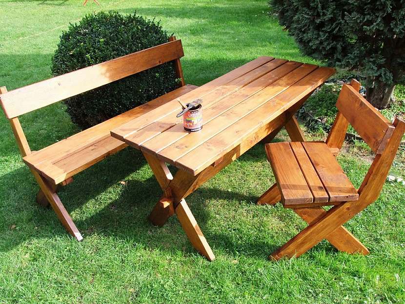 Zahradní nábytek se také těší na novou sezonu