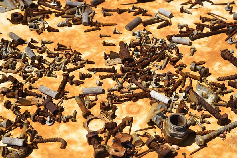 Pokud neřešíte úklid v dílně, sejde se vám na pracovním stole zajímavá skladba spojovacího materiálu