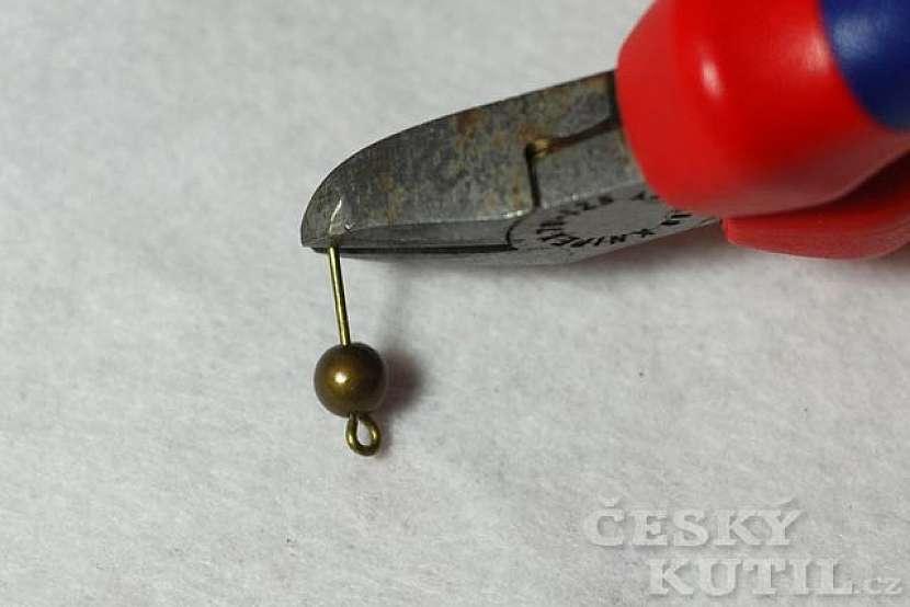 Variace v modrém – výroba netradičního náhrdelníku z korálků