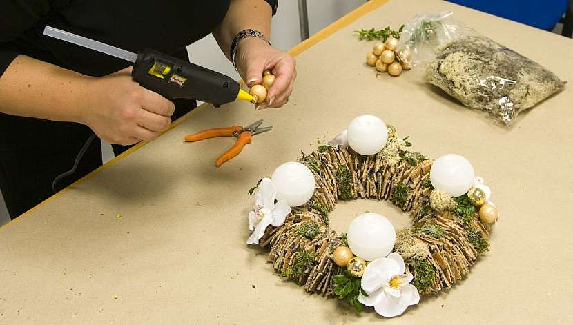 Letos budou bílé Vánoce. Výroba adventního věnce s umělými orchidejemi.