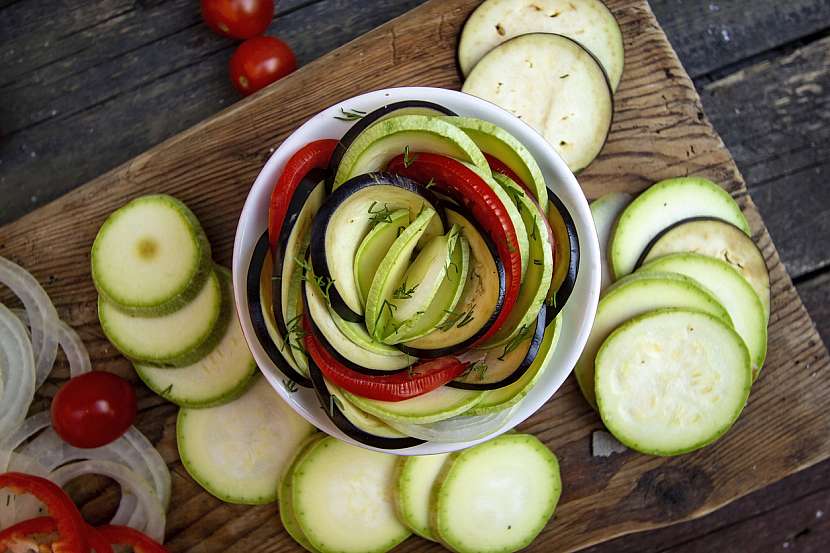 Ratatouille z cukety, lilku, papriky a rajčat: potřete zeleninu