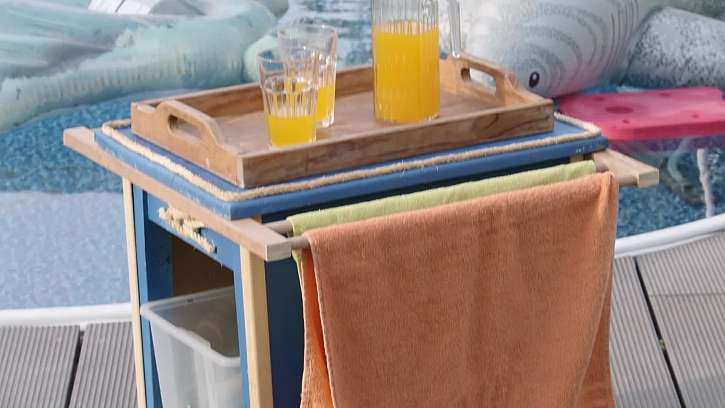 Multifunkční stolek k bazénu v námořnickém stylu (Zdroj: Prima DOMA)