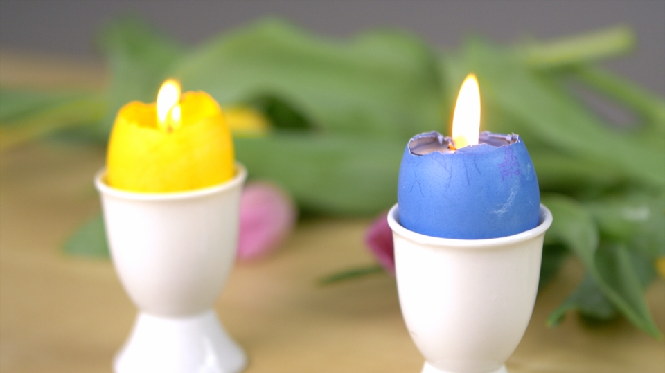 Velikonoční dekorace: Barevné svíčky ve skořápkách