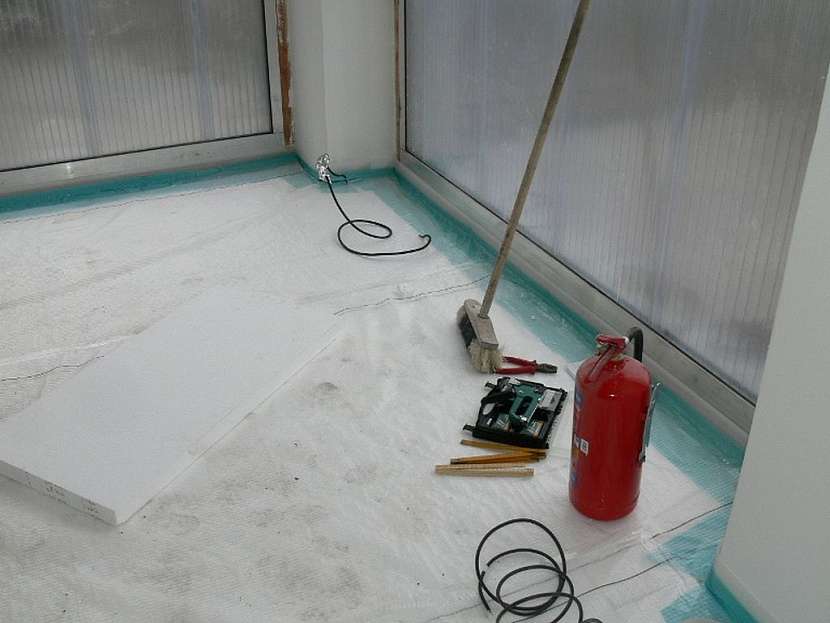 Na betonovou desku s hydroizolací se položí tzv. „podlahový“ polystyren