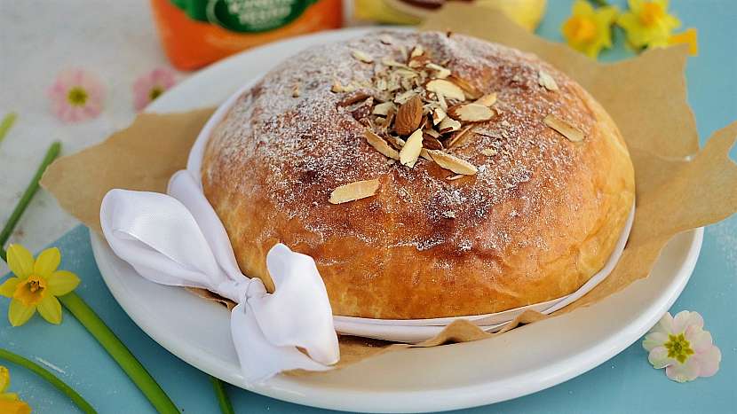 Velikonoční pečení z kynutého těsta: recept na špaldový mazanec