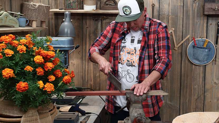 DIY vítací cedulka na dveře: prkno seřízneme na požadovanou délku
