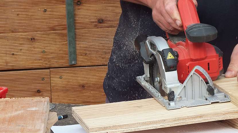 Knihovna jako strom: materiál zakrátíme pomocí kotoučové ruční pily