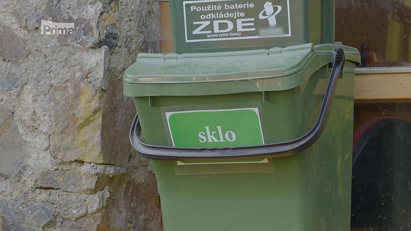 Sklo