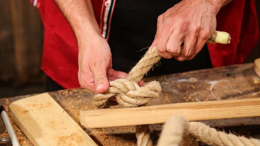 DIY policová sestava bez hřebíků: na přehnuté lano navlékneme kroužek
