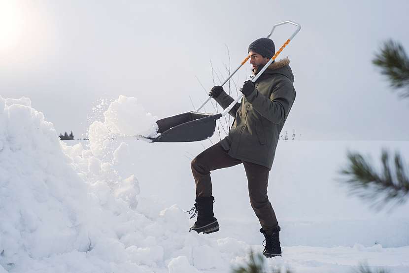 03_lehke_naradi_Fiskars_Action_Garden_SnowXpert_Sledge_1003470 (6)