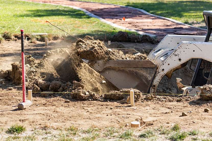 Při stavbě bazénu nikdy nenecháme odvézt ornici