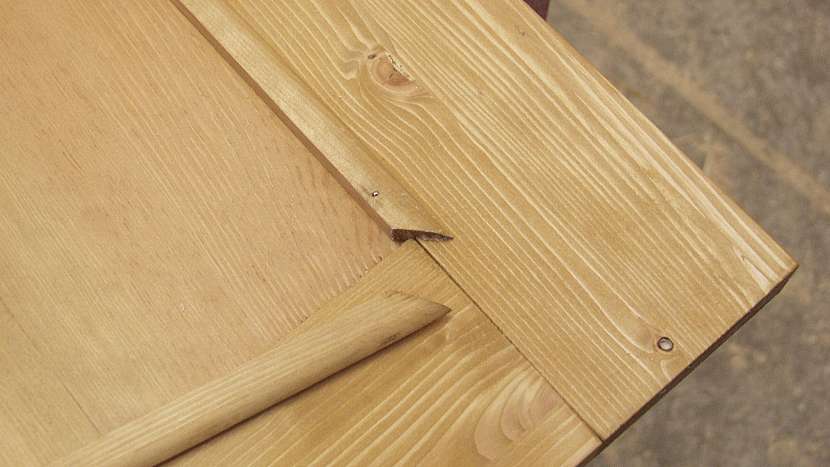 DIY dvířka jako zástěna: lišty připevníme hřebíčky