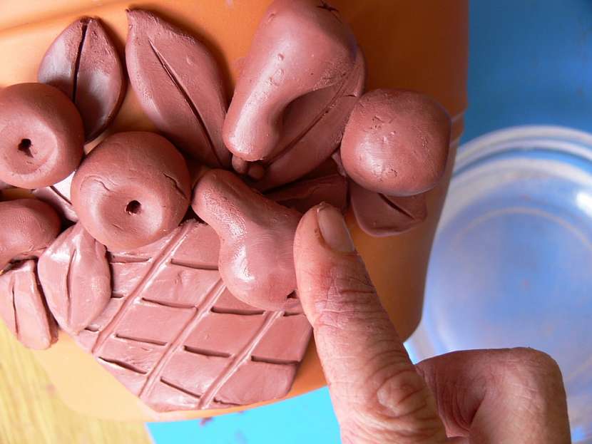 Plasticky zdobený květináč modelovací hlínou