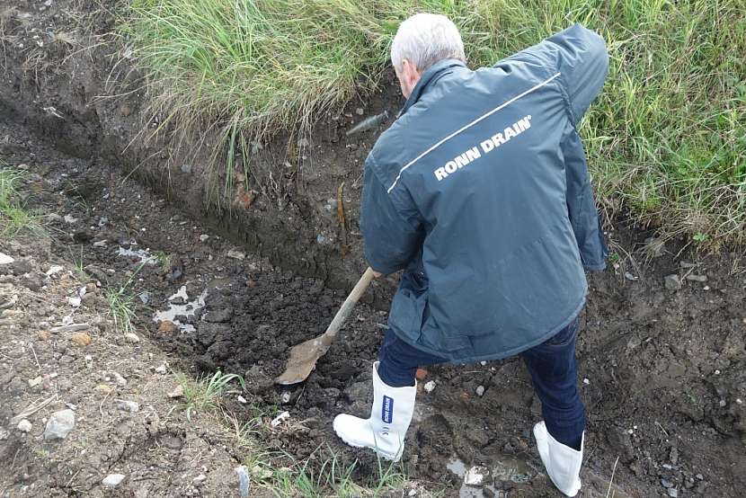 Na vhodném místě vykopejte dostatečně velkou jámu podle velikosti navržené vsakovací galerie a srovnejte dno. Při horším vsakovacím koeficientu zeminy lze dno jámy vyplnit kamenivem frakce 4-16 mm v tloušťce 200 mm.