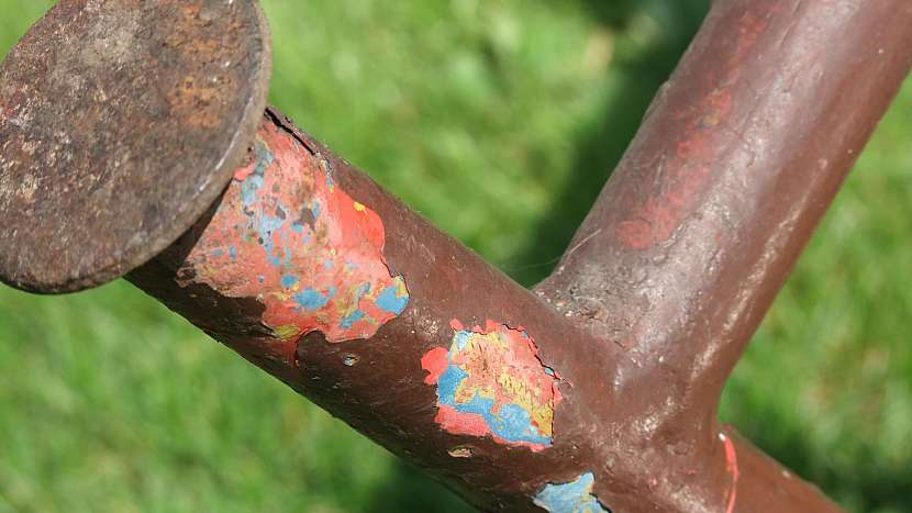 Kovová konstrukce lavice před renovací