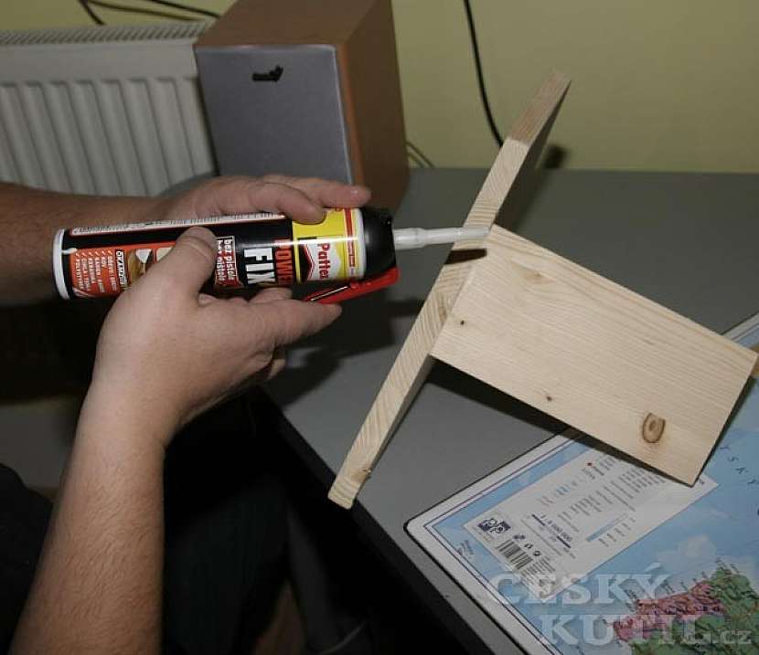 Co zvládne lepidlo? Přilepení poličky!