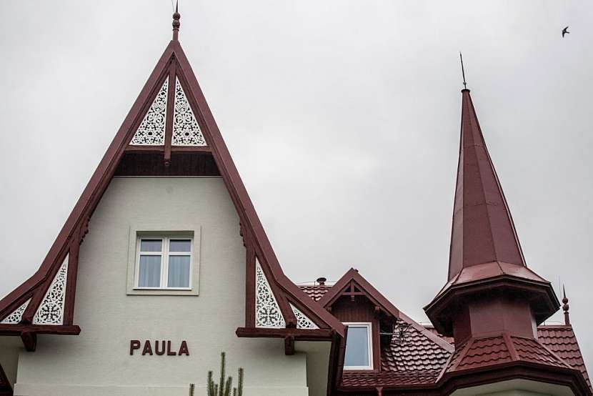 Dominantou Vily Paula je vysoká věžička