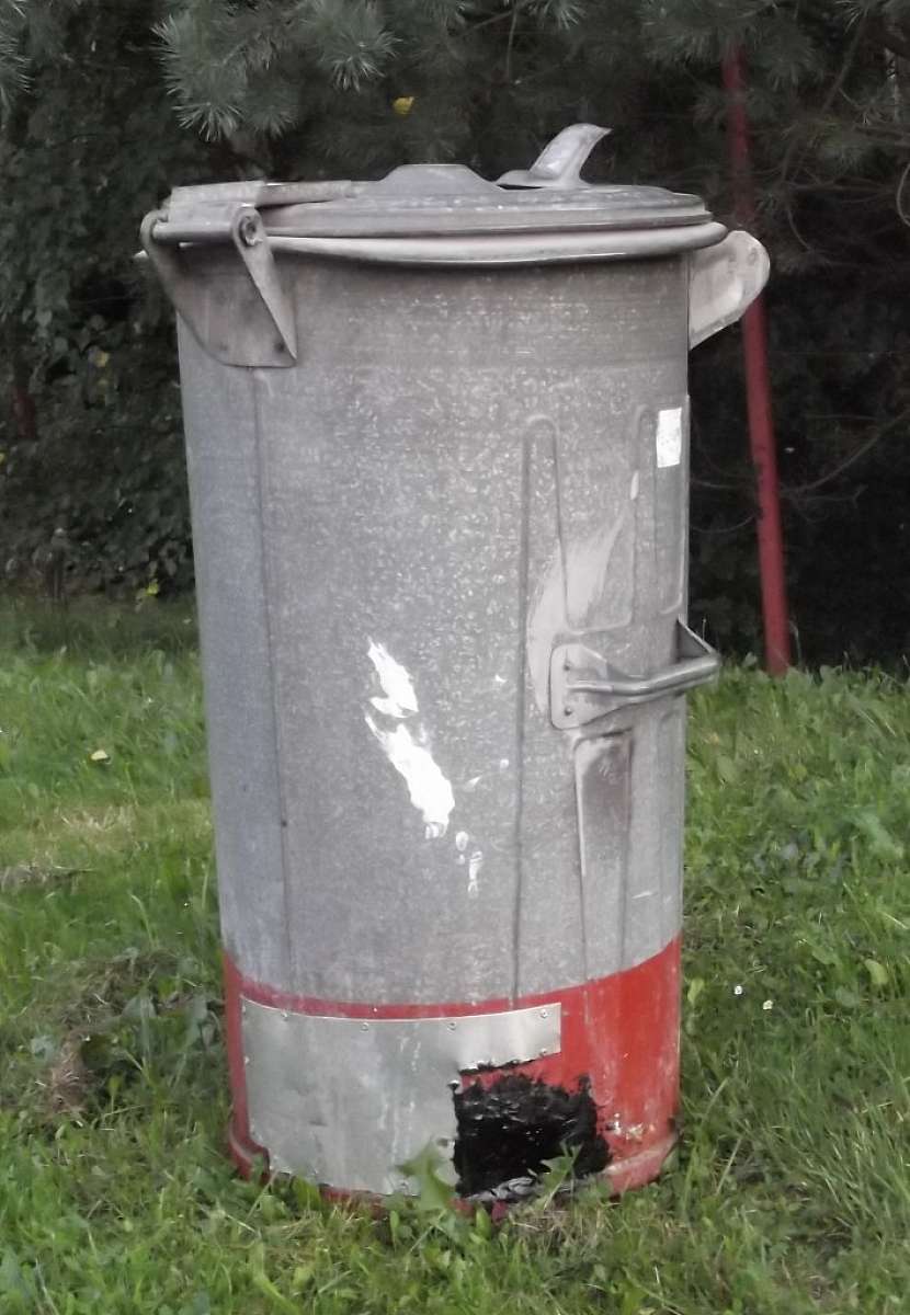 Antikutil-popelnice plné záplat