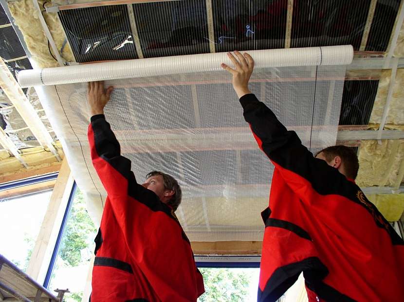 Mladí manželé zvolili při rekonstrukci garsonky z 30.let elektrické stropní vytápění