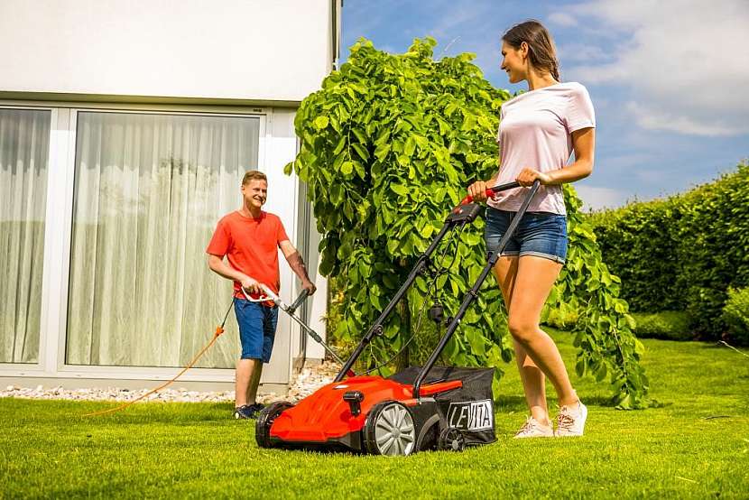 Elektrické vertikutátory jsou lehké, tiché, nenáročné na údržbu a manipulace s nimi je snadná i pro ženy a starší osoby. Na fotografii elektrický vertikutátor Levita S 1400.