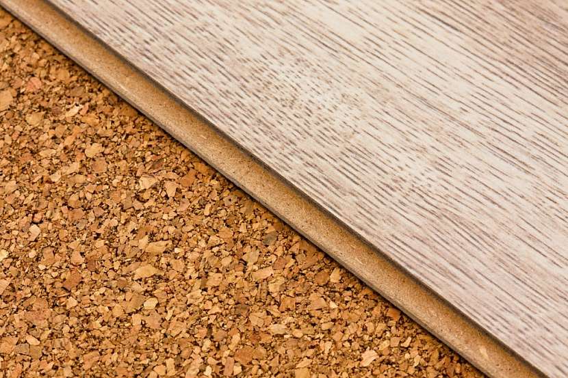 Laminátová i korková podlaha působí útulně a přírodně