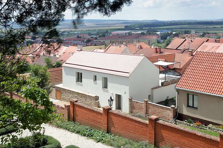 Atmosféru ulice Zámecká v centru Mikulova tvoří pohledy na střechy historických domů.