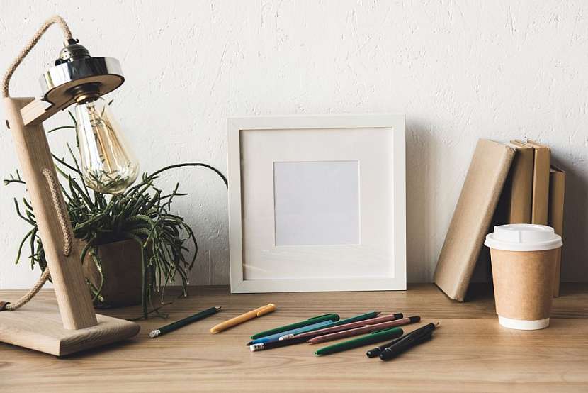 Lampa bez stínidla je určitě skvělým designovým kouskem, ale pro příjemnou práci nevhodná – oslňuje