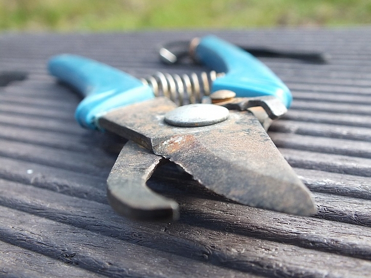 Antikutil - zničené nůžky co mají ulámané růžky