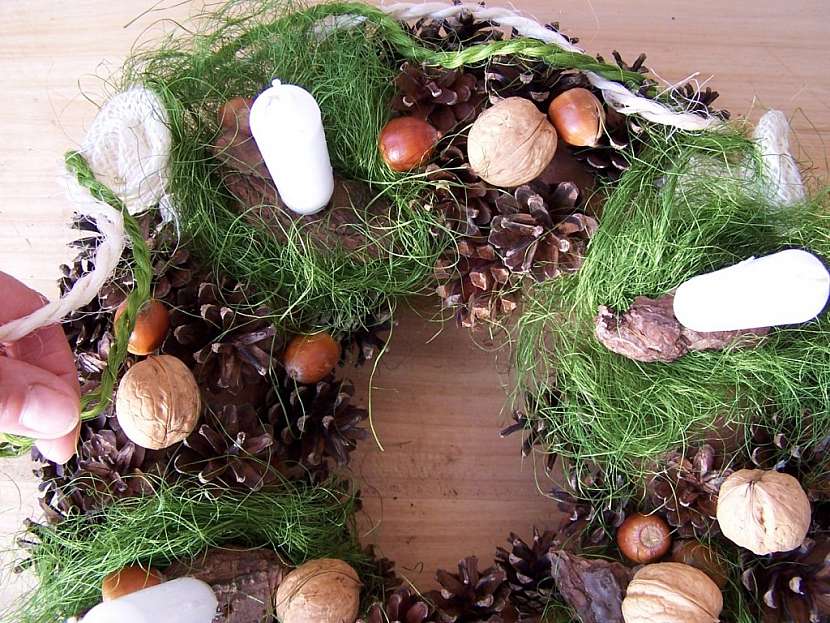 Výroba adventního věnce z přírodních materiálů