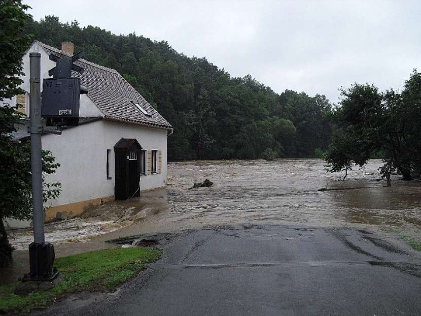 Velká voda si cestu razí rychle a neúprosně. Následky mohou jít u rodinných domů či chat do tisíců i milionů korun.