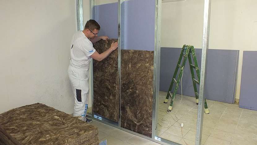 Jak pomocí sádrokartonu odhlučnit pokoj: vložení izolace