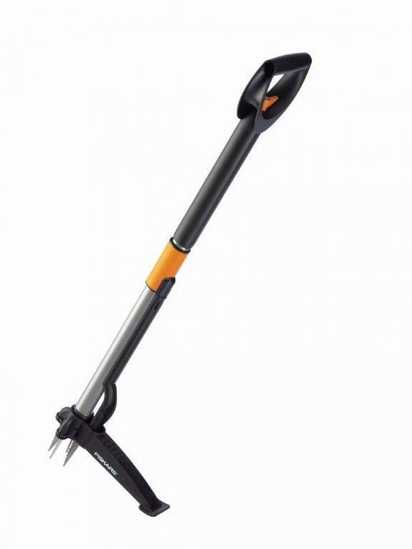 Jak vytrhávač plevele Fiskars pracuje