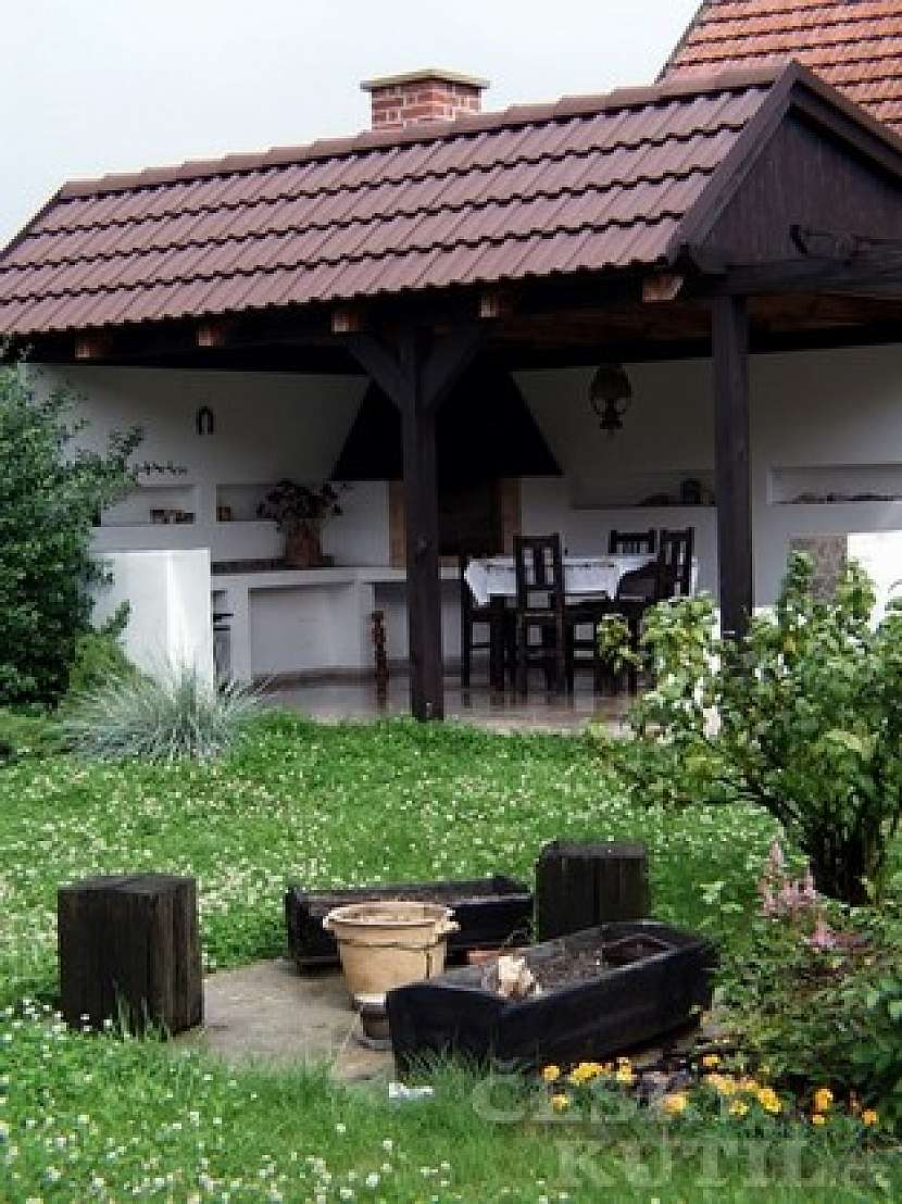 Zahradní kuchyně s posezením (Zdroj: PePa)